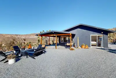 Image de Secluded hilltop home with hot tub, cowboy pool, & amazing views