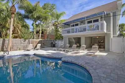 Image de 3 bed 2 Bath, heated pool, walk to beach and village