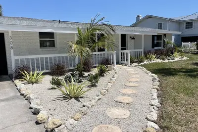 Image de Channel Cat! One mile to the beach! Waterfront + pet friendly home near Venice.