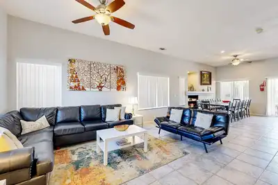 Image de Stunning home with private heated pool, spa, firepit, grill & alfresco dining