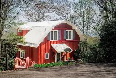 Image de The Little Red Barn w/ Spectacular Views & Less than 1 mile - Blue Ridge Parkway