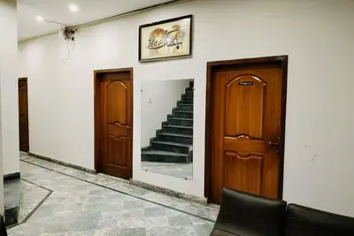 Image de 3 mins walk Orange line Metro Train and Get discover lahore in few mins drive.