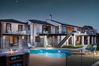Image de Heron House is located close to Fistral beach with a private swimming pool and hot tub.