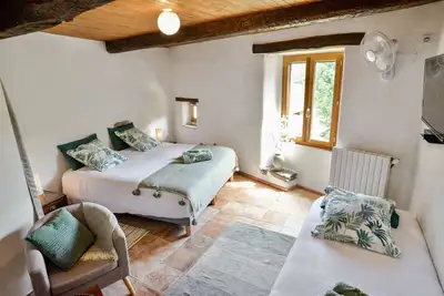 Image de Chambre double familiale B&B ★ piscine et spa ★ Wifi ★ vue sur jardin