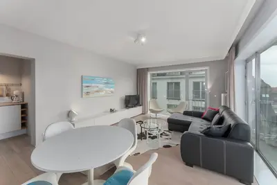 Image de Golden Beach I F2 - appartement moderne d'une chambre à coucher avec vue laterale sur la mer.