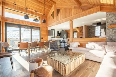 Chalet Lumière : Prestige pour 16 personnes, proche télécabine à Pra Loup, lits faits, WiFi inclus