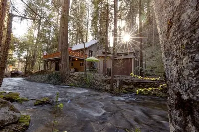 Image de Creekside Lodge Nestled in the Woods with Al Fresco Dining
