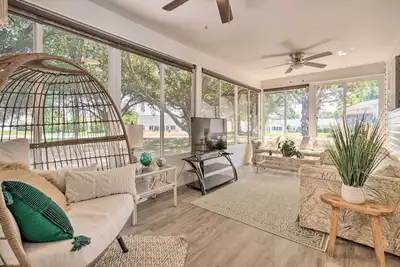 Image de Inviting Lady Lake House: In the Village!