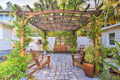 Image de Bright St Petersburg Home w/ Pergola & Garden