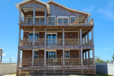Image de 8018 Beach Rd, Semi-Oceanfront/Pool/Hot Tub, Ocean and Sound Views, Pool, Hot Tub, 5 Bedroom House o