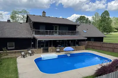 Image de Spacious family Lodge with solar heated pool, hot tub, fire pit and Ev charger.