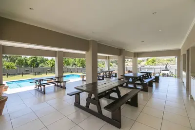 Image de 2 Bedrooms - Aircon/Daily Cleaning/Dstv/Netflix