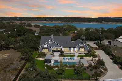 Image de Tres A Lake Retreat – Luxury Lakefront Living with Private Pool, Hot Tub & Direc