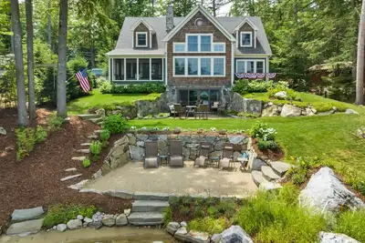 Image de Luxury Lake House Overlooking Salmon Meadow Cove