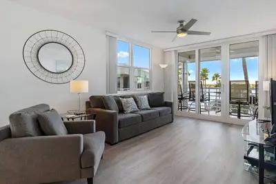 Image de Top Floor Corner Unit| Bahia Vista 8-509|2/2