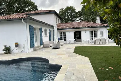 Image de In a green setting, very nice house.