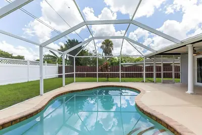 Image de Spacious Home with Pool Close to Beaches and Downtown