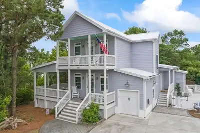 Image de Classic oceanside home offering private pool and easy beach access.