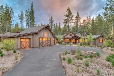 Image de Guest Fav! Pool table, ping pong, foosball, bikes, paddle boards, Ac, Hot tub, pet friendly, luxury home, family friendly, this home has it all!