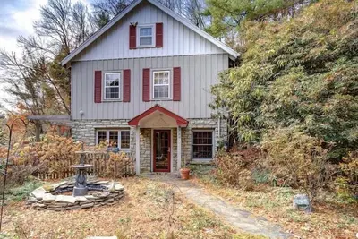 Image de Location, Location, Location - Charming 3 bedroom home 3 Blocks From Main St