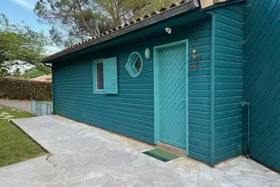 Image de Villa en bois dans la verdure face à un golf 18 trous