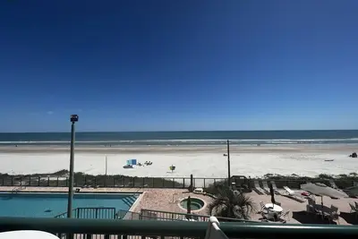 Image de Beachfront condo with plenty of space
