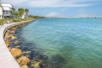 Image de Expansive bay views!