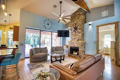 Image de Spacious 3 Br Home w/ Pool- 1 mile walk to beach