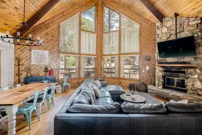 Image de Beautiful Cabin In The Pines :)