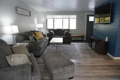 Updated 2bd/2ba. Walk to Village, dog friendly, Sharc passes.