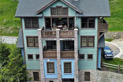 Image de Slope side 4, 800 sq ft  8 Br chalet unparalleled quality & comfort sleeps 16+