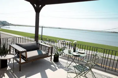 Image de Modern Waterfront 4-bedroom Apt With Sunset Views