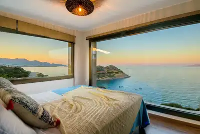 Image de Beachfront villa with hot tub- breathtaking seaview