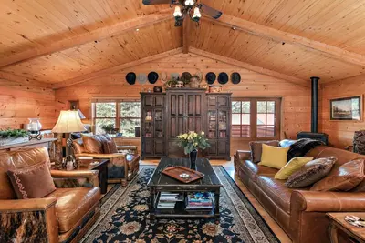 Image de Relaxing, spacious Rocky Mountain log retreat- convenient Roaring Fork location!