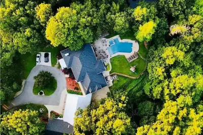 Image de Summer openings! Enjoy the pool and hot tub!