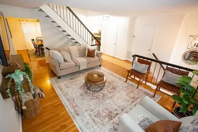 Image de Central Dc Metro Area Location, 3 bdrm 3. 5 Bath home w/ King bed, Deck, Parking