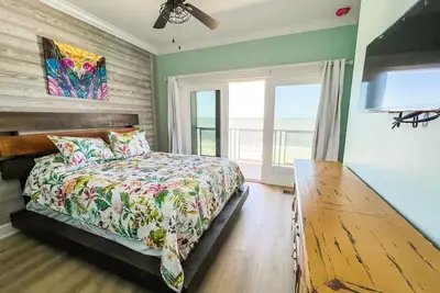 Image de Beachfront--Beachfront- Driftwood Yard