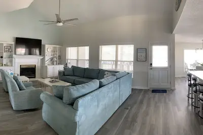 Image de Canal House, New Bar/Tv Area w/ view of water, Fenced yard & 5 Min Walk To Beach