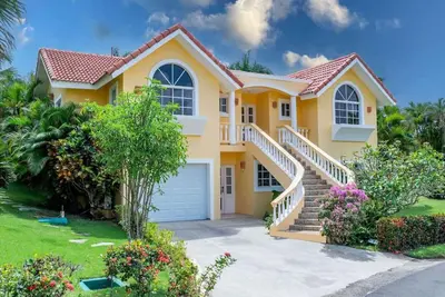 4-Br Villa With Private Pool, minutes to Beach
