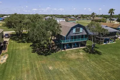 Image de Beautiful Home on Caney Creek w/ Fishing Pier, Hot Tub, Fire Pit & Golf Cart! !
