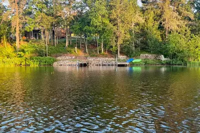 Image de Cozy lake cabin with excellent fishing and huge deck overlooking the lake!