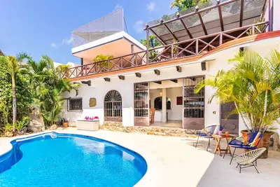 Bright 3-bed, 3-bath Villa with pool, walk to town