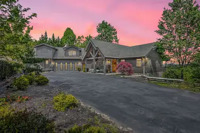 Image de Cedar Falls Lodge - Luxury Cabin w/Pool | Arcade | Golf Simulator | 6 King Suites