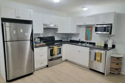 Image de 5 Star Garden Suite -Hot Tub & Large Yard - 2 Bdrm - Near beaches, hiking, shops