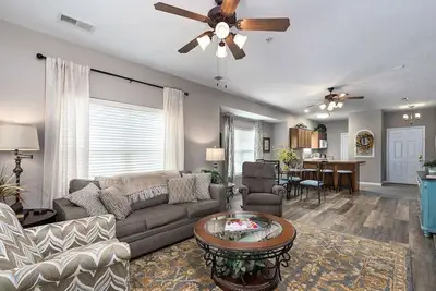 Image de No Stairs! 2 miles to Silver Dollar City, Ozark views, resort amenities & more! !