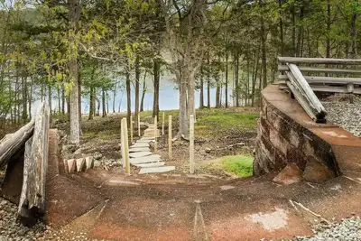 Image de Lakefront! Hot Tub-Fire Pit, game room, paddle boards & canoe!