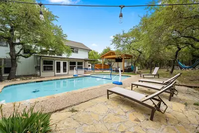 Pickleball, Heated pool, Hot tub, 2. 5 Acres full of oaks