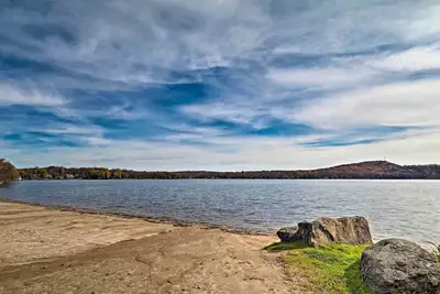 Image de Walk to Beach: Pocono Lake Cabin w/ Pool Access!