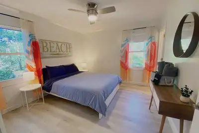 Image de Peaceful Oceanside Oasis, walk to beach, yard, heart of Ei, bikes, beach gear