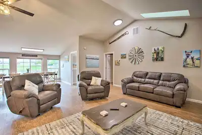 Image de The Farmhouse at Grand Valley Getaway w/ Alpacas!